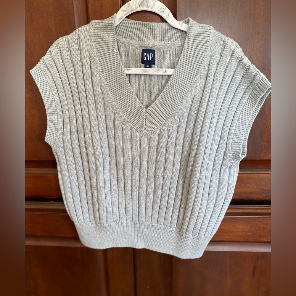 GAP Women's V-Neck Gray Sweater Vest